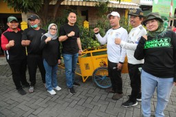 Kerja Bakti Bersama Warga dalam "Surabaya Bergerak", Wali Kota Eri Cahyadi: Program Ini Membuat Pemerintah Kota dan Masyarakat Lebih Dekat