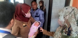 Bayi Diteras Madrasah Diyaurrahman Sumenep