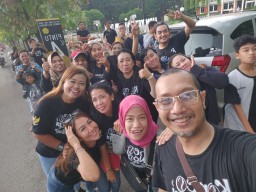 Didepan Kampus UPN Jalan Rungkut, Keluarga Besar KNS Bagikan Takjil Gratis
