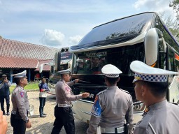 Polres Sumenep Cek Armada Bus dan Memeriksa Kesehatan Sopir