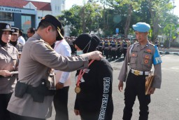 Baca juga : Kapolrestabes Surabaya Ganjar Puluhan Anggota dan Warga dengan Penghargaan