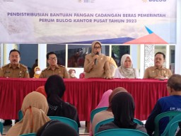 Bupati Jombang Salurkan Bantuan Pangan di Desa Krembangan Gudo Jombang