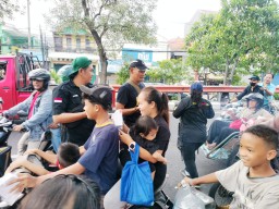 Berkah Ramadhan, Keluarga Besar Media Liputan Phatas Bagikan Seribu Takjil untuk Para Pengendara