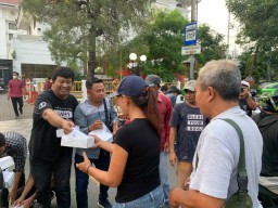 Baca juga : Jurnalis Dewan Surabaya Bagikan Ratusan Takjil Gratis