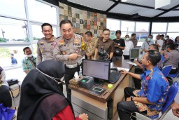 Irjen Pol Toni Buka Langsung Gerai SIM Pasar Tambakrejo Surabaya