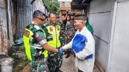 Dandim 0826/Pamekasan Menyerahkan Bantuan Sosial