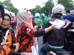 Srikandi Pemuda Pancasila Bagikan Ratusan Takjil Di Depan Alun Alun Surabaya