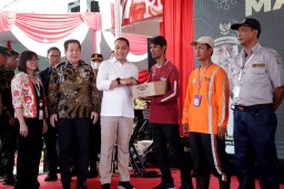 Wali Kota Eri Salurkan 12.000 Paket Sembako Ramadan dari Mayapada Group kepada Seluruh Satgas Kota Surabaya