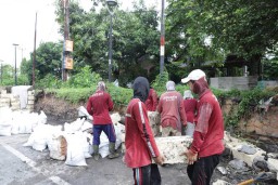 Pemkot Surabaya Gerak Cepat Perbaiki Pelapis Tanggul Jebol Penyebab Banjir di Mayjen Sungkono