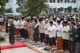 Shalat Id di Taman Surya, Wali Kota Eri Cahyadi: Waktunya Kita Bangkit Menciptakan Kesejahteraan di Surabaya