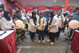 GOW Gelar Garage Sale dan Sembako Ramadhan, Keluarga Miskin Surabaya Beli Pakaian Hanya Rp 2 Ribuan