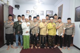 Wakapolda Jatim Silaturahmi ke Sejumlah Ponpes di Kediri