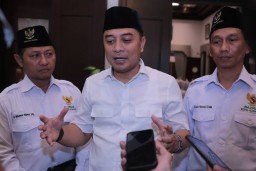 Jalankan Instruksi Presiden Jokowi, Wali Kota Eri Salurkan Zakat Melalui Baznas Surabaya