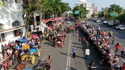 Meriah! Wali Kota Eri Berangkatkan 12 Kereta Kencana dalam Parade Surabaya Vaganza 2023