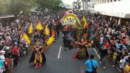 Beri Kenyamanan Warga Nonton Surabaya Vaganza, Pemkot Pasang Barikade di Sepanjang Rute Parade