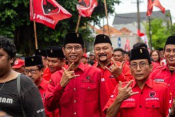 Long March, PDIP Surabaya Pawai Budaya, Salam Metal Warga Semangati Pendaftaran Bacaleg
