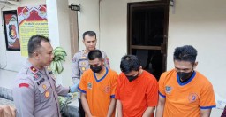 Butuh Tiga Menit Satu Motor bagi Tiga Pria ini