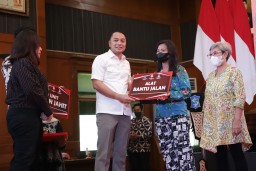 Jaga Keberagamaan di Surabaya, Wali Kota Eri Cahyadi Serahkan 150 Bantuan Sosial untuk Umat Kristiani