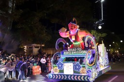 Pertama Kali Digelar Pemkot Surabaya, Gemerlap Light Parade Hiasi HJKS ke-730