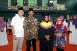 Lulus dari Program Gamis Berkat Padat Karya, Ibu ini “Diwisuda” Wali Kota Eri dan Siap Dicopot Stiker Keluarga Miskinnya