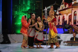 Perankan Sosok Raja Surya, Wali Kota Eri Cahyadi Hibur Warga Surabaya di Peringatan HJKS Ke-730 Lewat Layar TV