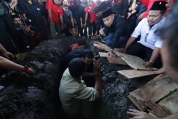 Wali Kota Eri Cahyadi Antarkan Mantan Wali Kota Surabaya Whisnu Sakti Buana ke Peristirahatan Terakhirnya