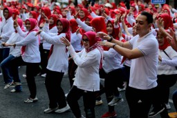 Ada Gebyar Senam Perwosi, Jalan Tunjungan Surabaya Berubah Jadi Merah Putih