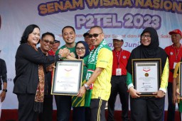 Hadiri Pemecahan Rekor MURI SWN Pensiunan Telkom, Wali Kota Eri Cahyadi: Patut dicontoh warga Kota Surabaya