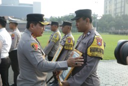Kapolda Jatim Beri Penghargaan Anggota Beprestasi, Terbanyak Kediri Kota