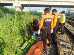 Dibelakang Polsek Benowo, Warga Banyu Urip Tertabrak Kereta