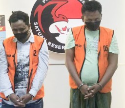 Aneh Aneh, Penjual Bensin dan Helem Diciduk Polisi