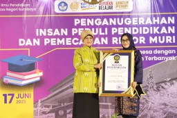 Berhasil Kembangkan PAUD, Rini Indriyani Eri Cahyadi Mendapat Penghargaan dari Unesa sebagai Insan Peduli Pendidikan