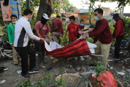 Hilangkan Kesan Kumuh, Pemkot Surabaya Gelar Kerja Bakti di 191 TPS