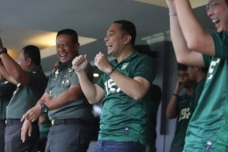 Saksikan Pertandingan Persebaya di GBT, Wali Kota Eri Cahyadi: Permainannya Bagus, Saya Yakin Juara Liga 1