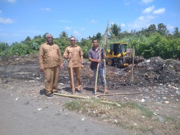 Camat Kecamatan Tanah Luas Tertangkap Kamera Membersihkan Sampah