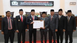 Bupati dan Wakil Bupati Sampang Hadiri Rapat Paripurna DPRD