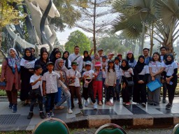 Baca juga : Dolly English Community Berkalaborasi Dengan Peduli Surabaya Gelar Fun Learning