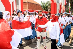 Semarak HUT Kemerdekaan RI Ke-78, Pemkot Surabaya Berpartisipasi dalam Gerakan Bagi-bagi 10 Juta Bendera