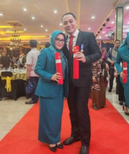 Berhasil Turunkan Stunting-Kemiskinan, Wali Kota Eri dan Ketua TP PKK Surabaya Raih Penghargaan Tertinggi dari BKKBN