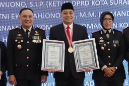 Di HUT Ke-77 Bhayangkara, Wali Kota Eri Cahyadi Terima Dua Penghargaan dari Kepolisian