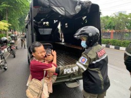 Tertibkan Dua Keluarga Luar Daerah yang Mengemis di Traffic Light, Pemkot Surabaya Bina-Pulangkan