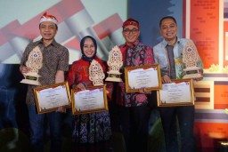 Setelah Dinobatkan Jadi Penggerak Koperasi Terbaik se-Indonesia, Wali Kota Eri Kini Terima Penghargaan Pembina Koperasi Andalan