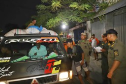 Satpol PP Surabaya Tak Gentar Tertibkan PKL Pedestrian