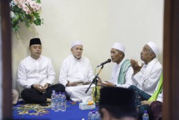 Hadiri Haul Masyayikh, Wali Kota Eri Cahyadi Minta Didoakan Surabaya Agar Terhindar Bencana dan Malapetaka