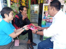 Berdayakan warkop kampung Menur, Anas Karno bagikan kopi UMKM