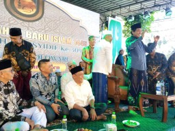 K.H.Ahmad Anwar Zahid sebut Anas Karno di Haul sesepuh Semolowaru