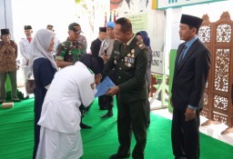 Pemberian Sertifikat Paskibra Kecamatan Mojowarno