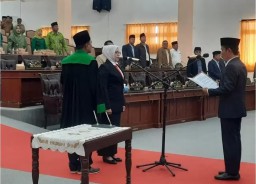 Bupati Sampang Hadiri Langsung Pelantikan Anggota PAW PPP