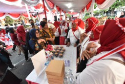 Pemkot Surabaya dan Dekranasda Berdayakan Keluarga Akseptor KB