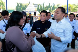 Menteri BUMN Erick Thohir Gelar Pasar Murah Surabaya Antisipasi Terjadinya El Nino, Wali Kota Eri: Matur Nuwun Karena Rakyat Senang